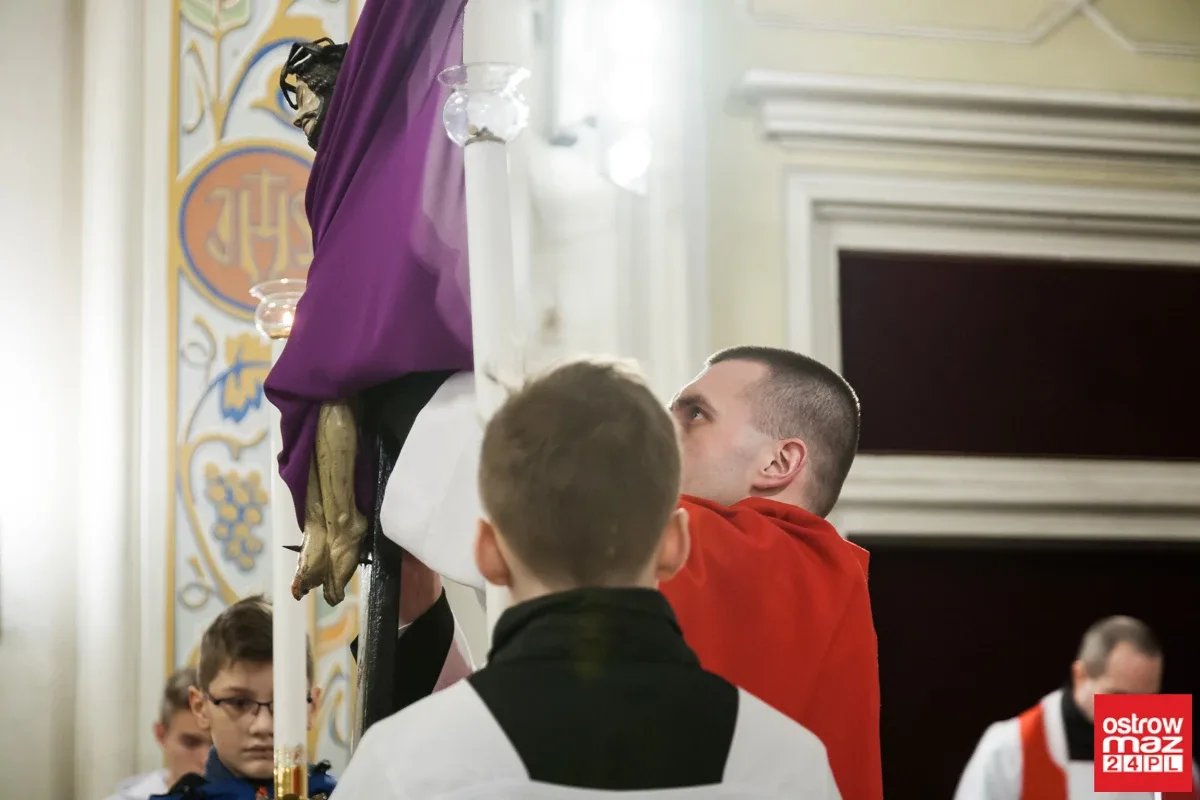 Liturgia Męki Pańskiej w Komorowie i Ostrowi Mazowieckiej (zdjęcia, wideo)