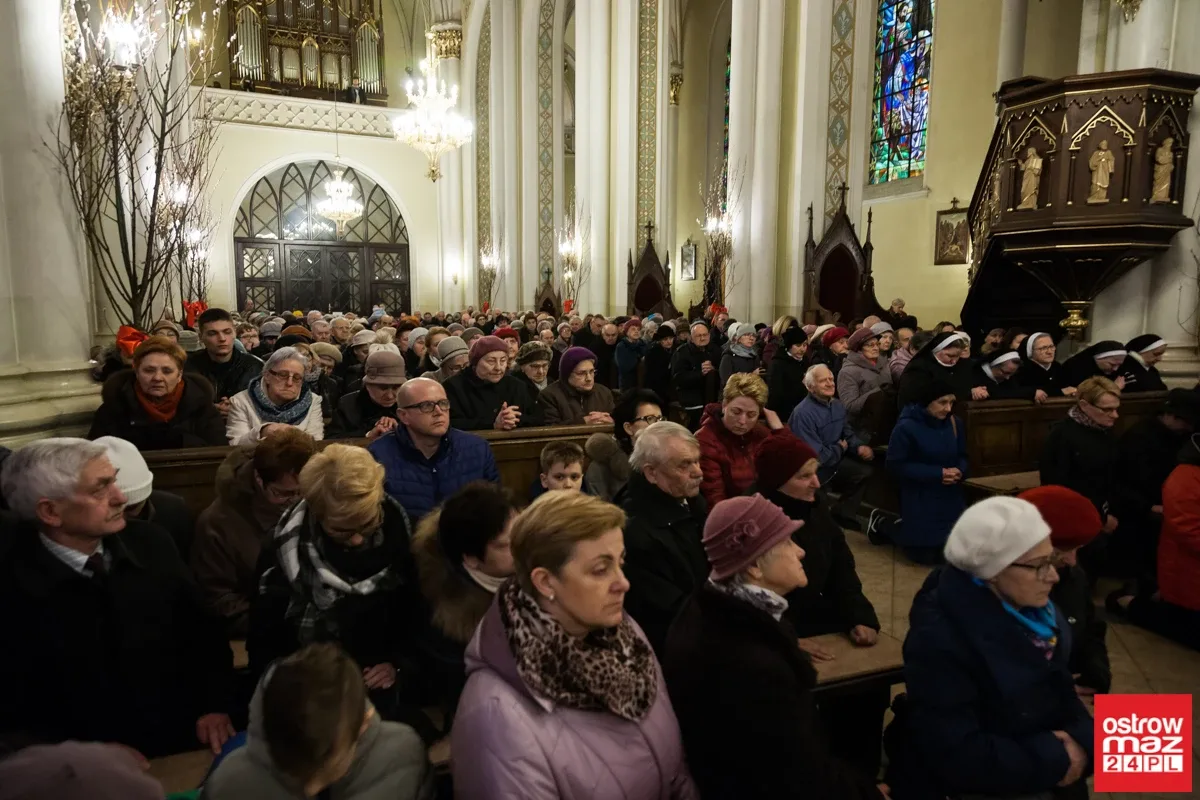Liturgia Męki Pańskiej w Komorowie i Ostrowi Mazowieckiej (zdjęcia, wideo)