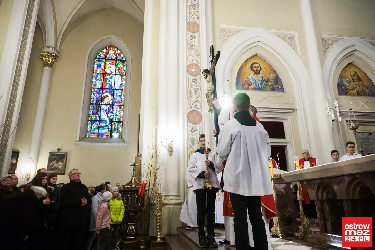 Liturgia Męki Pańskiej w Komorowie i Ostrowi Mazowieckiej (zdjęcia, wideo)