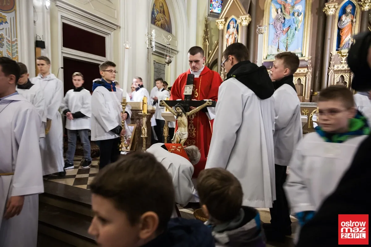 Liturgia Męki Pańskiej w Komorowie i Ostrowi Mazowieckiej (zdjęcia, wideo)