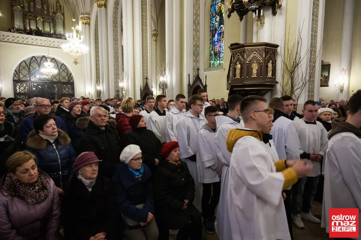 Liturgia Męki Pańskiej w Komorowie i Ostrowi Mazowieckiej (zdjęcia, wideo)
