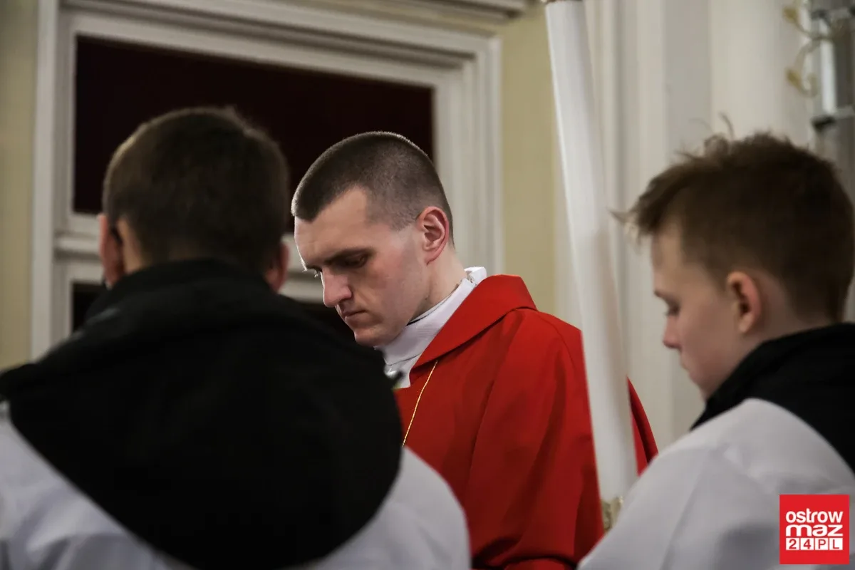 Liturgia Męki Pańskiej w Komorowie i Ostrowi Mazowieckiej (zdjęcia, wideo)