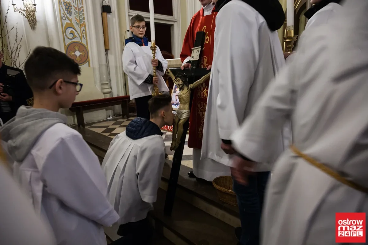Liturgia Męki Pańskiej w Komorowie i Ostrowi Mazowieckiej (zdjęcia, wideo)