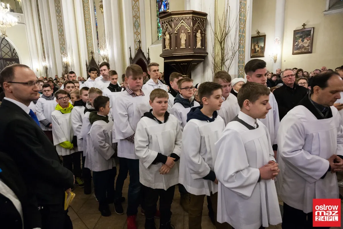 Liturgia Męki Pańskiej w Komorowie i Ostrowi Mazowieckiej (zdjęcia, wideo)