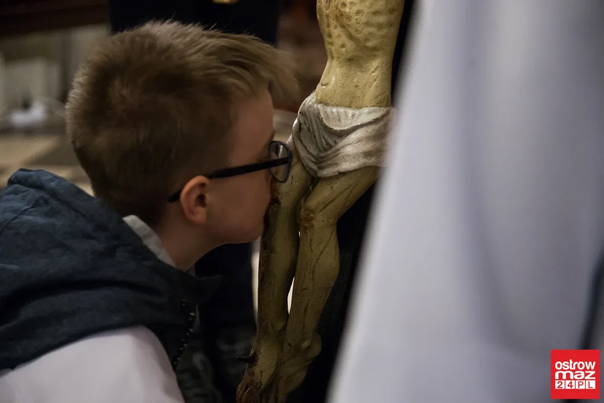 Liturgia Męki Pańskiej w Komorowie i Ostrowi Mazowieckiej (zdjęcia, wideo)
