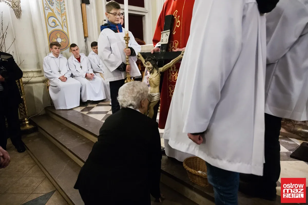 Liturgia Męki Pańskiej w Komorowie i Ostrowi Mazowieckiej (zdjęcia, wideo)
