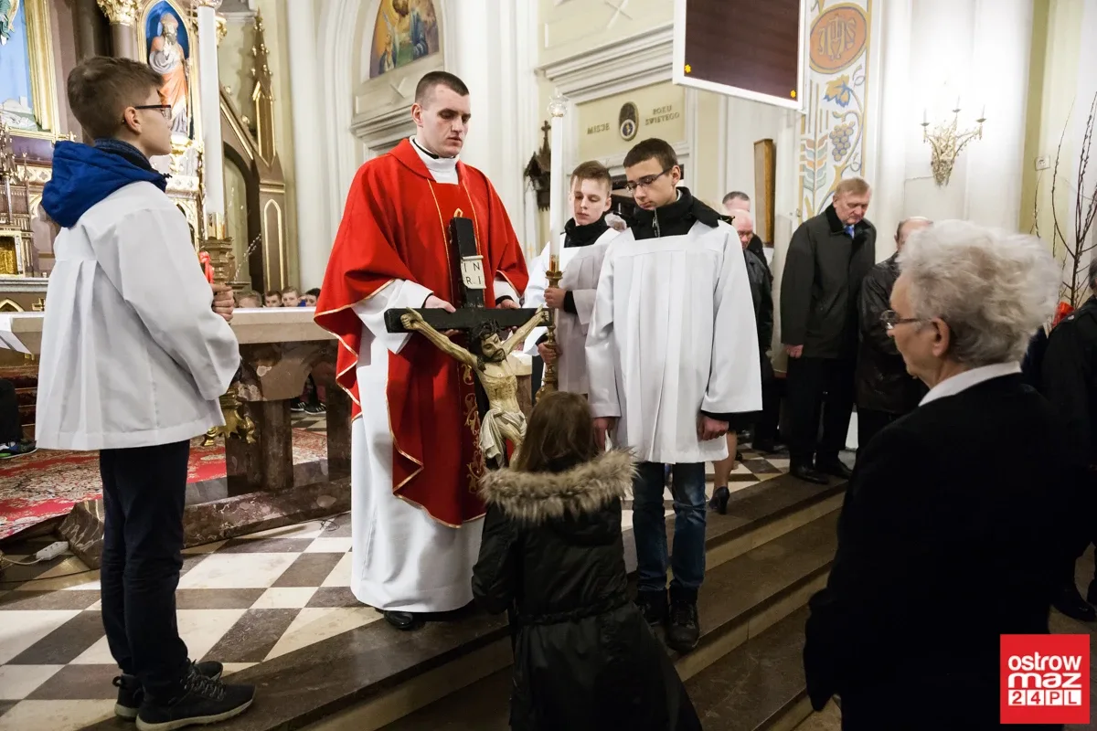 Liturgia Męki Pańskiej w Komorowie i Ostrowi Mazowieckiej (zdjęcia, wideo)