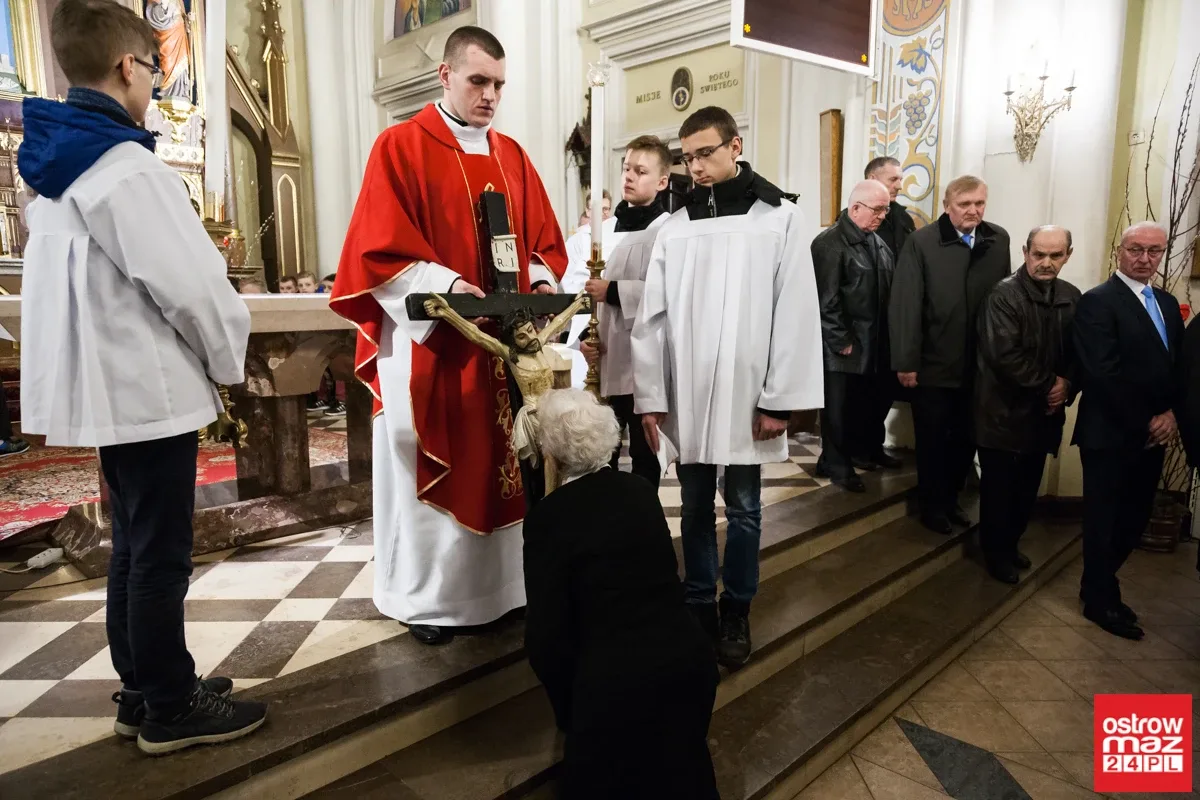 Liturgia Męki Pańskiej w Komorowie i Ostrowi Mazowieckiej (zdjęcia, wideo)
