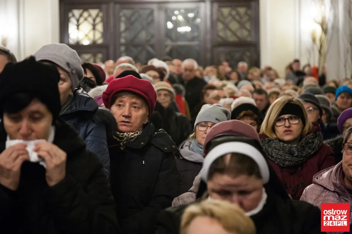 Liturgia Męki Pańskiej w Komorowie i Ostrowi Mazowieckiej (zdjęcia, wideo)