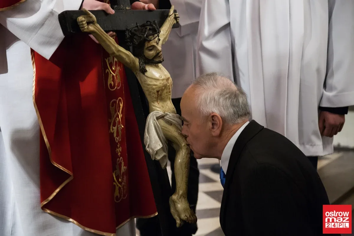 Liturgia Męki Pańskiej w Komorowie i Ostrowi Mazowieckiej (zdjęcia, wideo)