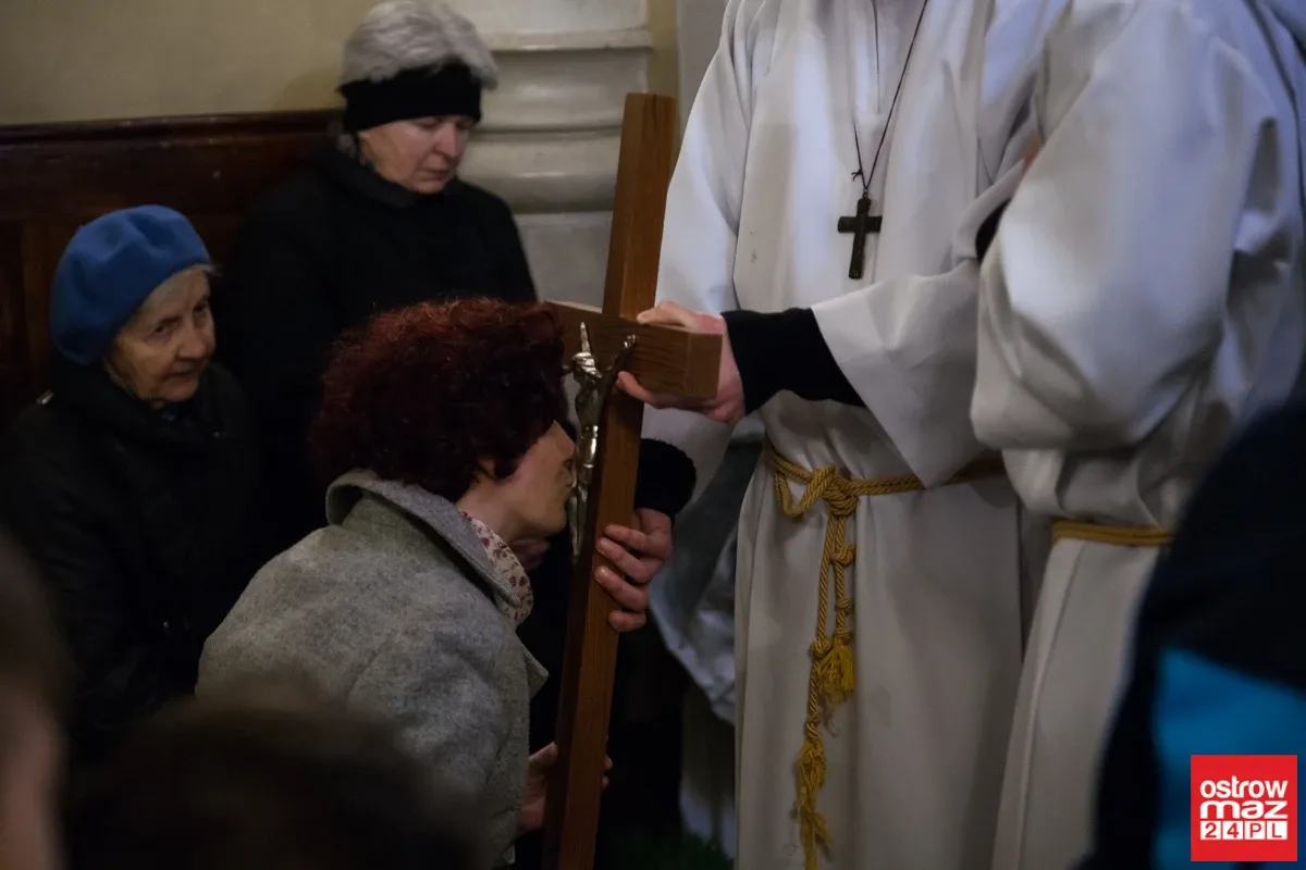 Liturgia Męki Pańskiej w Komorowie i Ostrowi Mazowieckiej (zdjęcia, wideo)