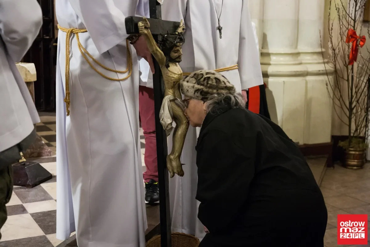 Liturgia Męki Pańskiej w Komorowie i Ostrowi Mazowieckiej (zdjęcia, wideo)