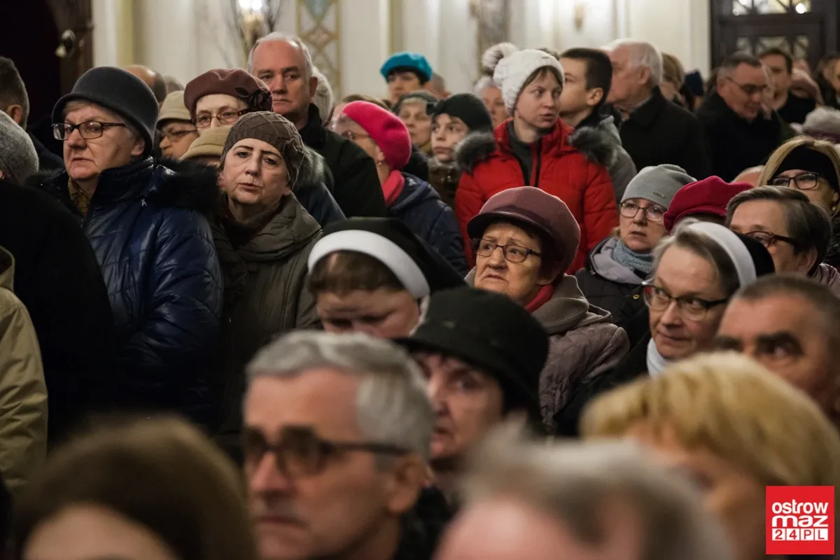 Liturgia Męki Pańskiej w Komorowie i Ostrowi Mazowieckiej (zdjęcia, wideo)