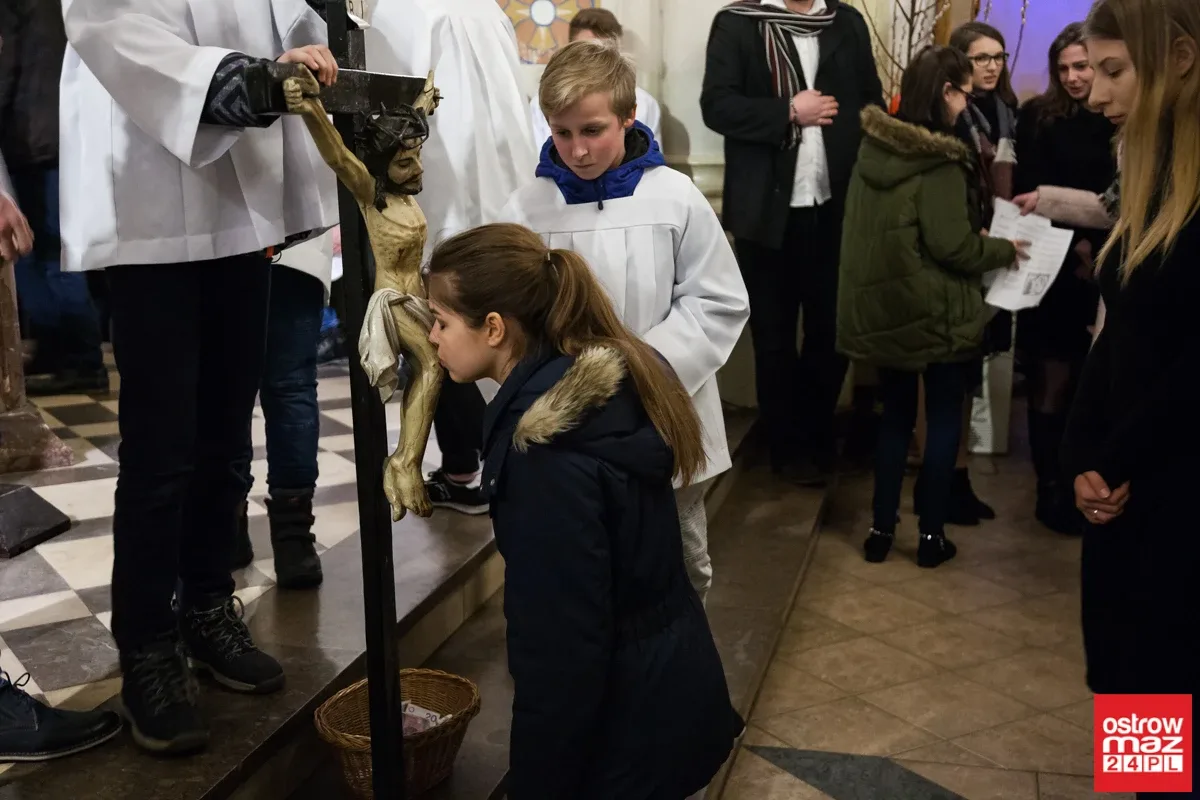 Liturgia Męki Pańskiej w Komorowie i Ostrowi Mazowieckiej (zdjęcia, wideo)