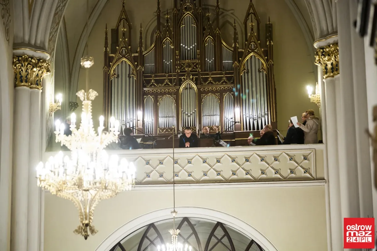 Liturgia Męki Pańskiej w Komorowie i Ostrowi Mazowieckiej (zdjęcia, wideo)