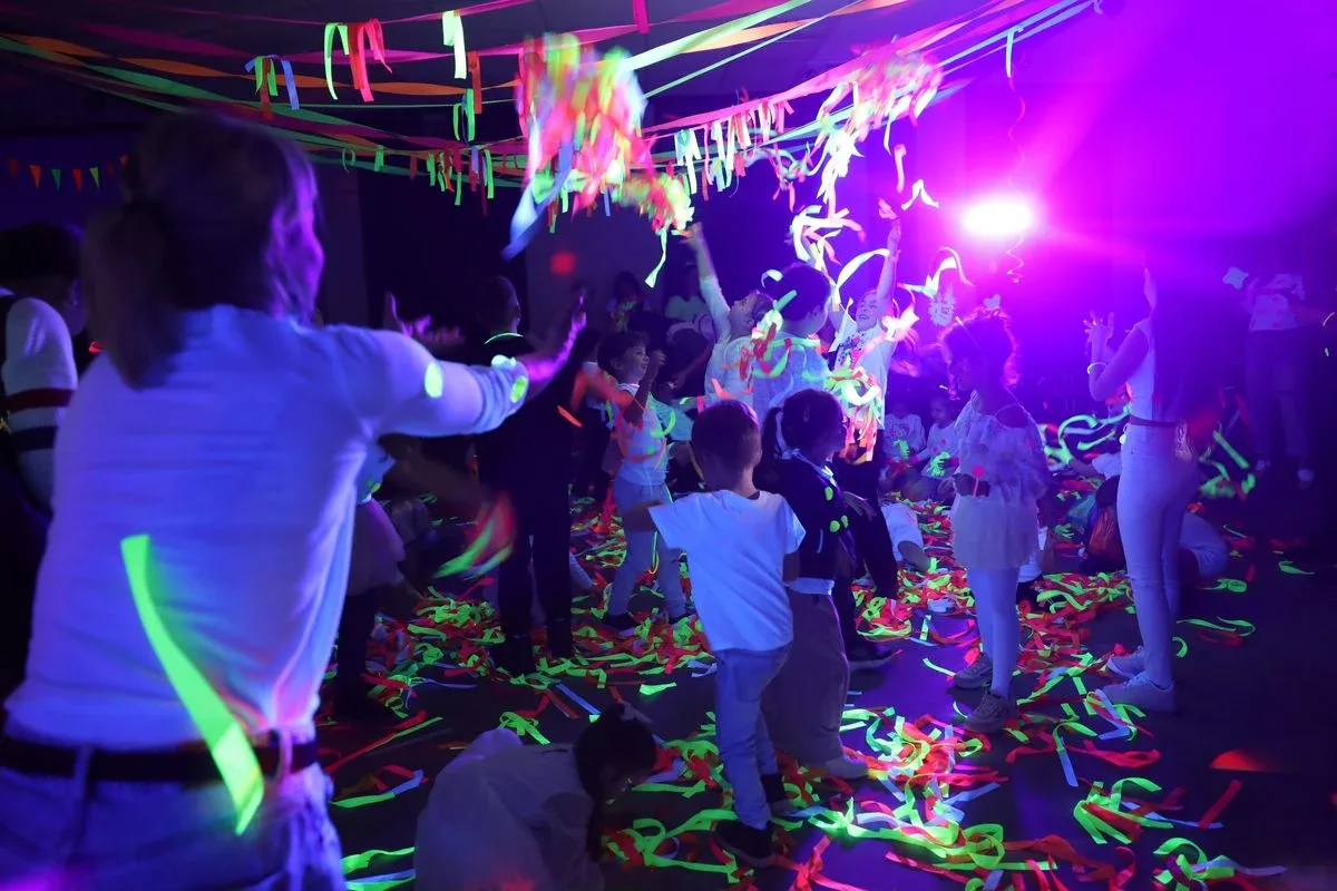 Szaleństwo kolorów i świateł. Fluo Bal w Starej Elektrowni (zdjęcia)