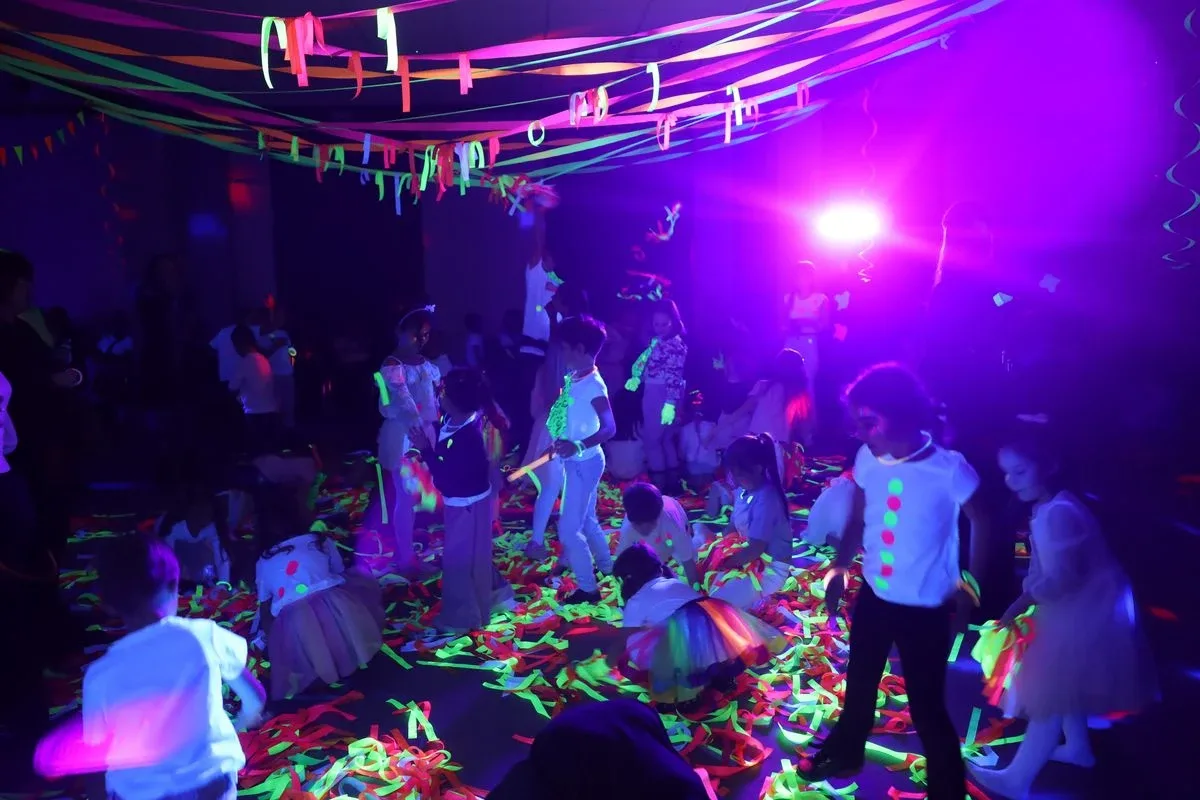Szaleństwo kolorów i świateł. Fluo Bal w Starej Elektrowni (zdjęcia)