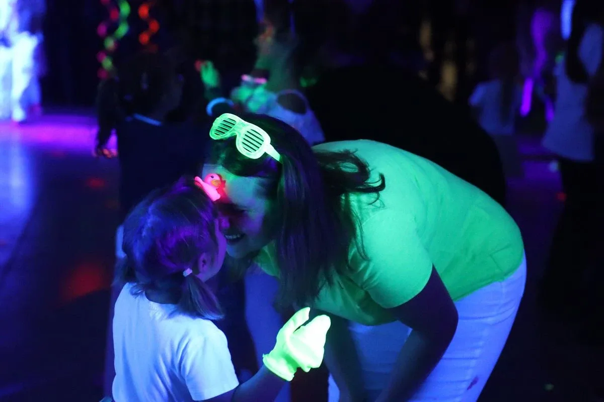 Szaleństwo kolorów i świateł. Fluo Bal w Starej Elektrowni (zdjęcia)