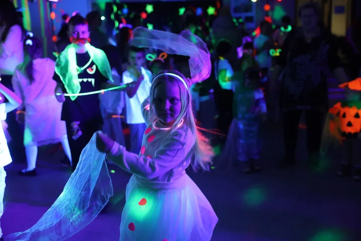 Szaleństwo kolorów i świateł. Fluo Bal w Starej Elektrowni (zdjęcia)