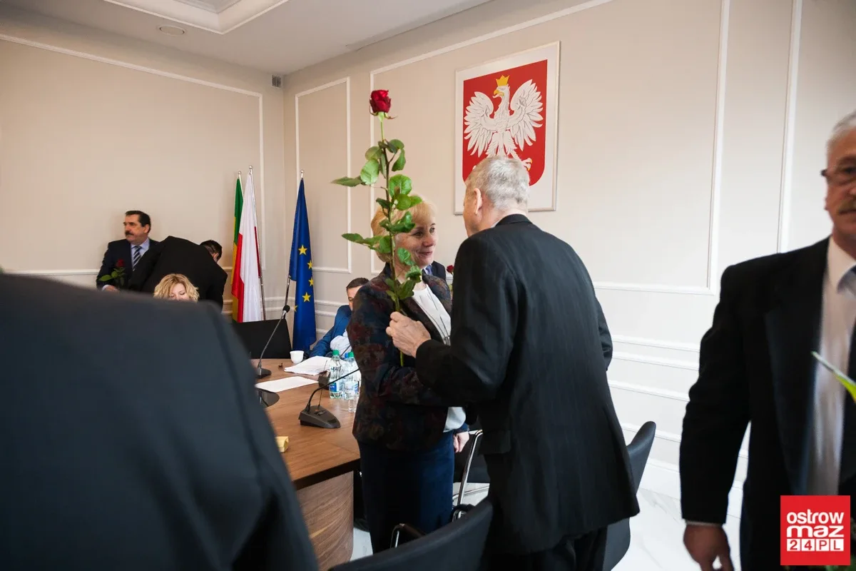 Sesja rady powiatu z kwiatami w tle (zdjęcia, wideo)