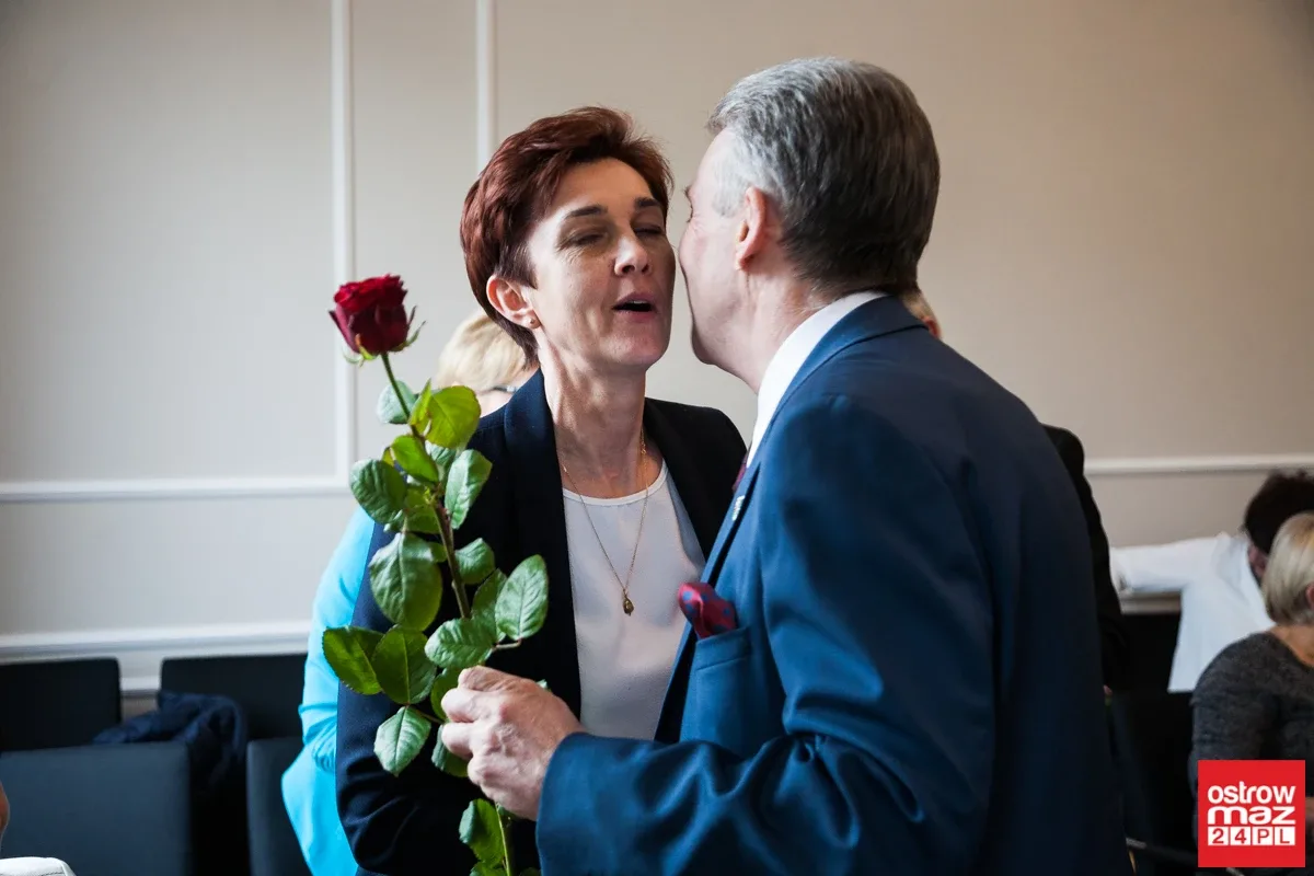 Sesja rady powiatu z kwiatami w tle (zdjęcia, wideo)