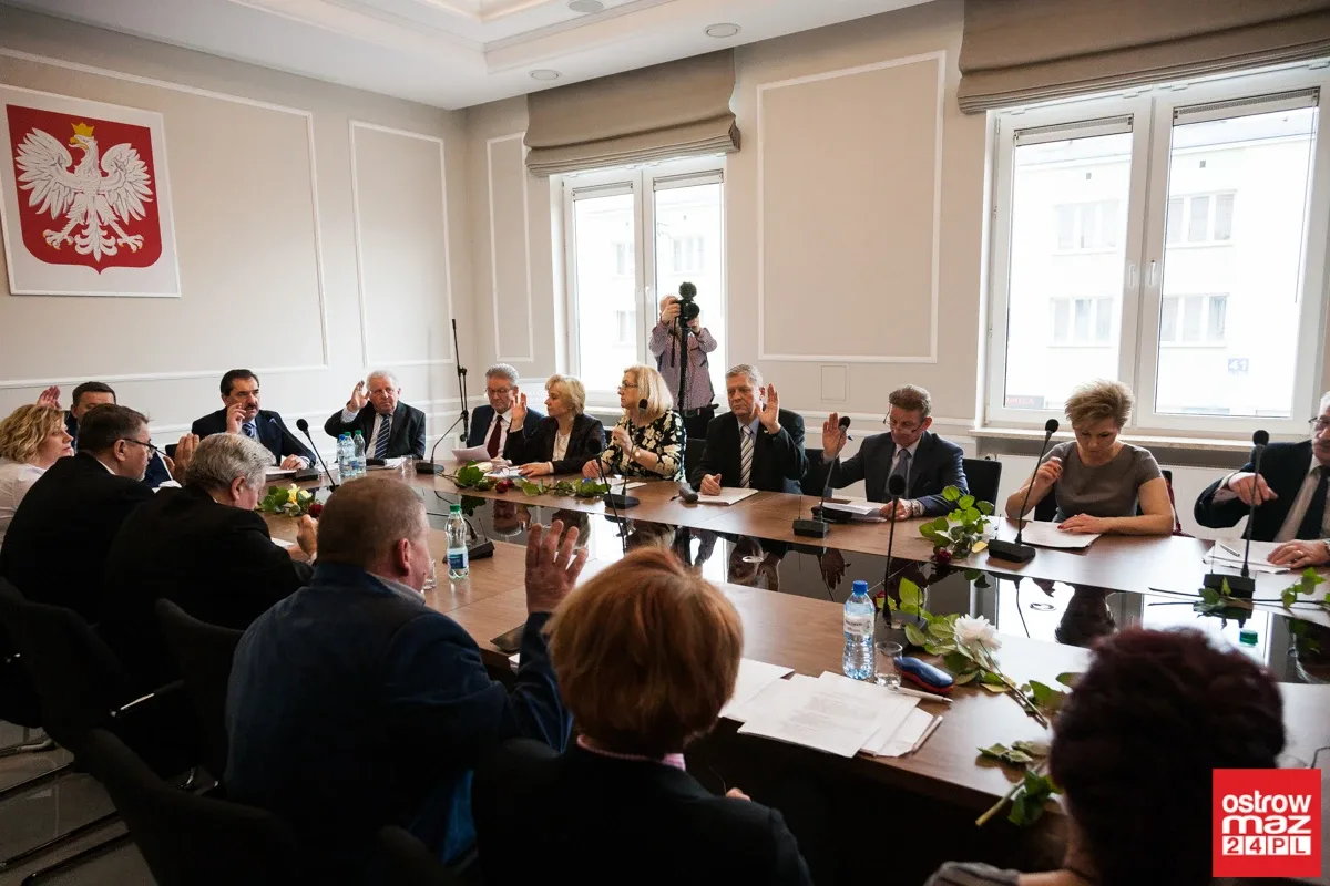 Sesja rady powiatu z kwiatami w tle (zdjęcia, wideo)