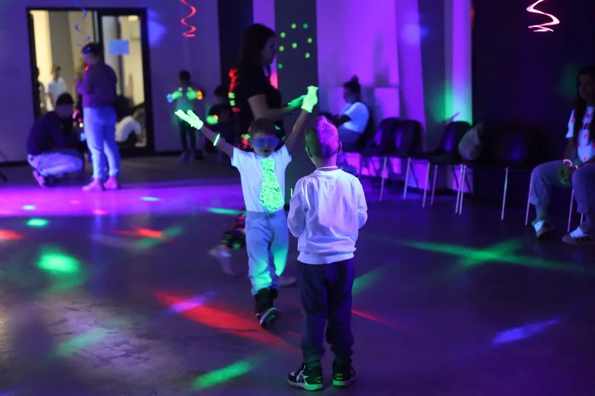 Szaleństwo kolorów i świateł. Fluo Bal w Starej Elektrowni (zdjęcia)