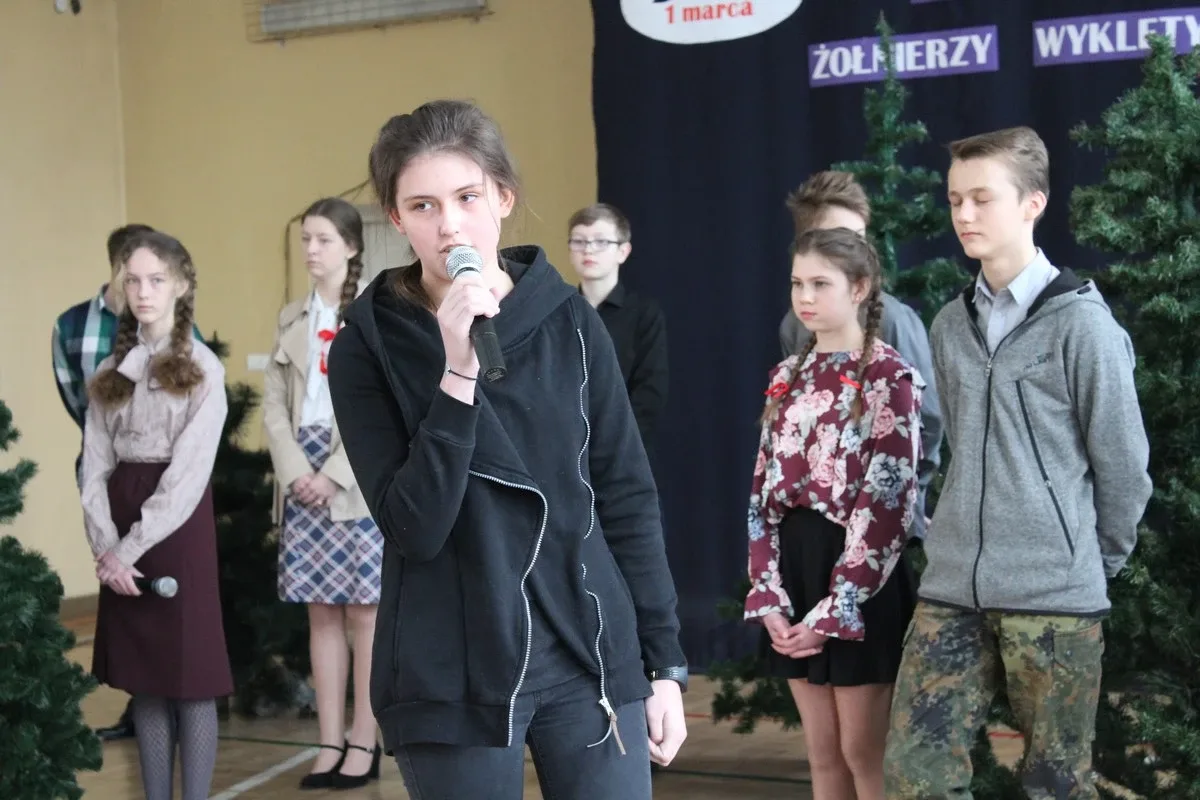 Uczniowie "jedynki" nie zapomnieli o żołnierzach wyklętych (zdjęcia)
