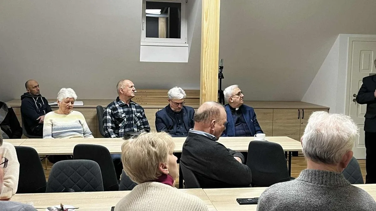 Rozmawiali o bohaterach i pomnikach! Tak było na spotkaniu w MBP w Ostrowi Mazowieckiej (zdjęcia)