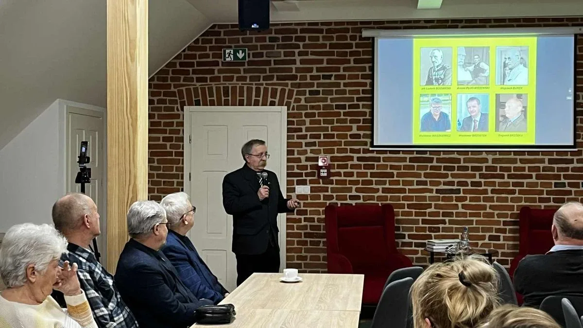 Rozmawiali o bohaterach i pomnikach! Tak było na spotkaniu w MBP w Ostrowi Mazowieckiej (zdjęcia)