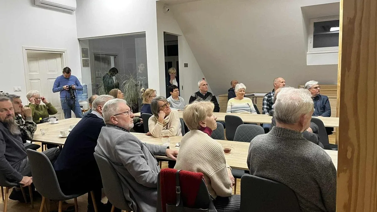 Rozmawiali o bohaterach i pomnikach! Tak było na spotkaniu w MBP w Ostrowi Mazowieckiej (zdjęcia)