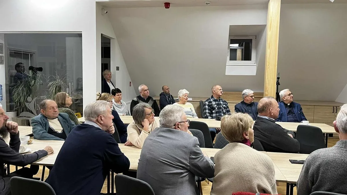 Rozmawiali o bohaterach i pomnikach! Tak było na spotkaniu w MBP w Ostrowi Mazowieckiej (zdjęcia)