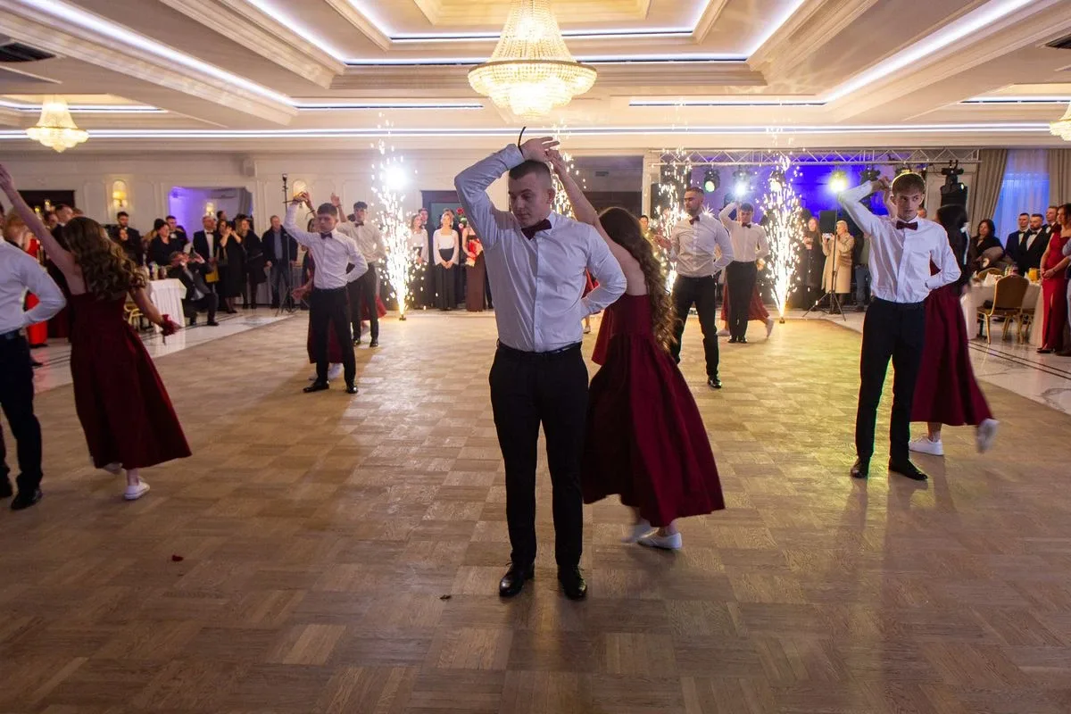 Sto dni do dorosłości. Przypominamy jak maturzyści "Rubinka" bawili się na studniówce (zdjęcia, wideo)