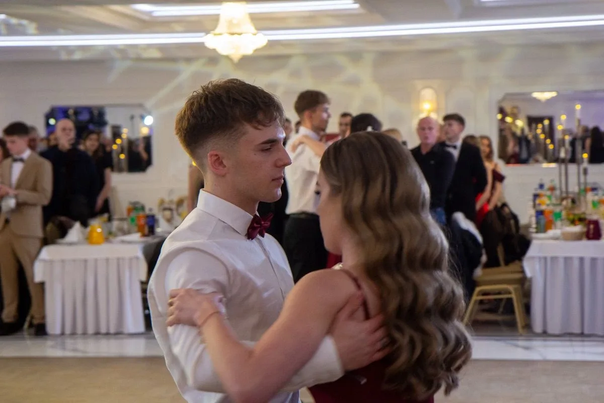 Sto dni do dorosłości. Przypominamy jak maturzyści "Rubinka" bawili się na studniówce (zdjęcia, wideo)
