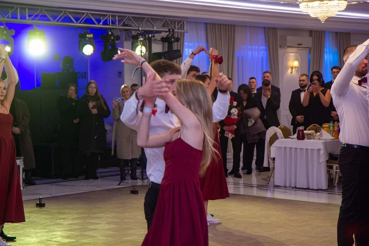Sto dni do dorosłości. Przypominamy jak maturzyści "Rubinka" bawili się na studniówce (zdjęcia, wideo)