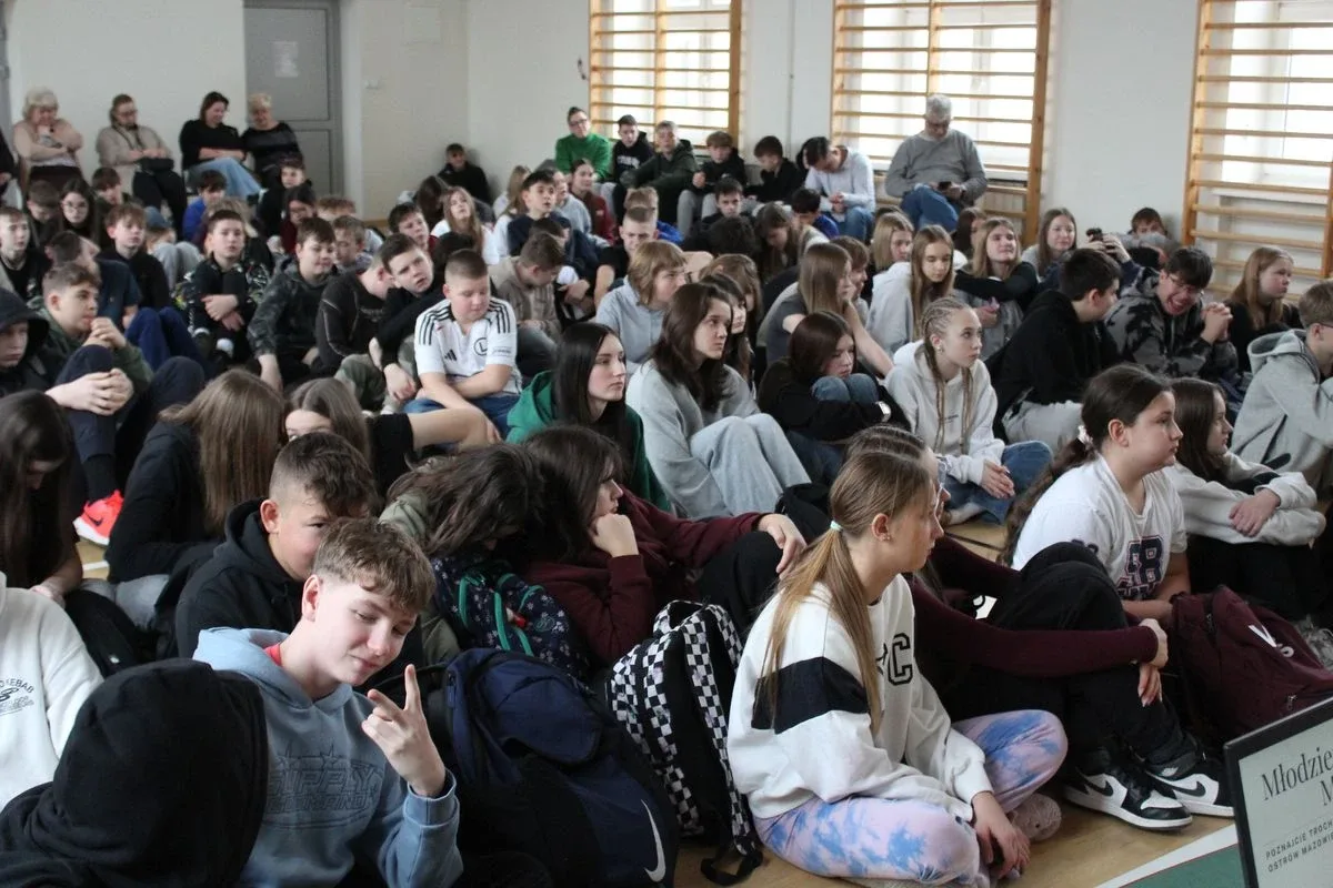 Młodzież poznaje samorząd krok po kroku – tym razem głos należał do rówieśników (zdjęcia)