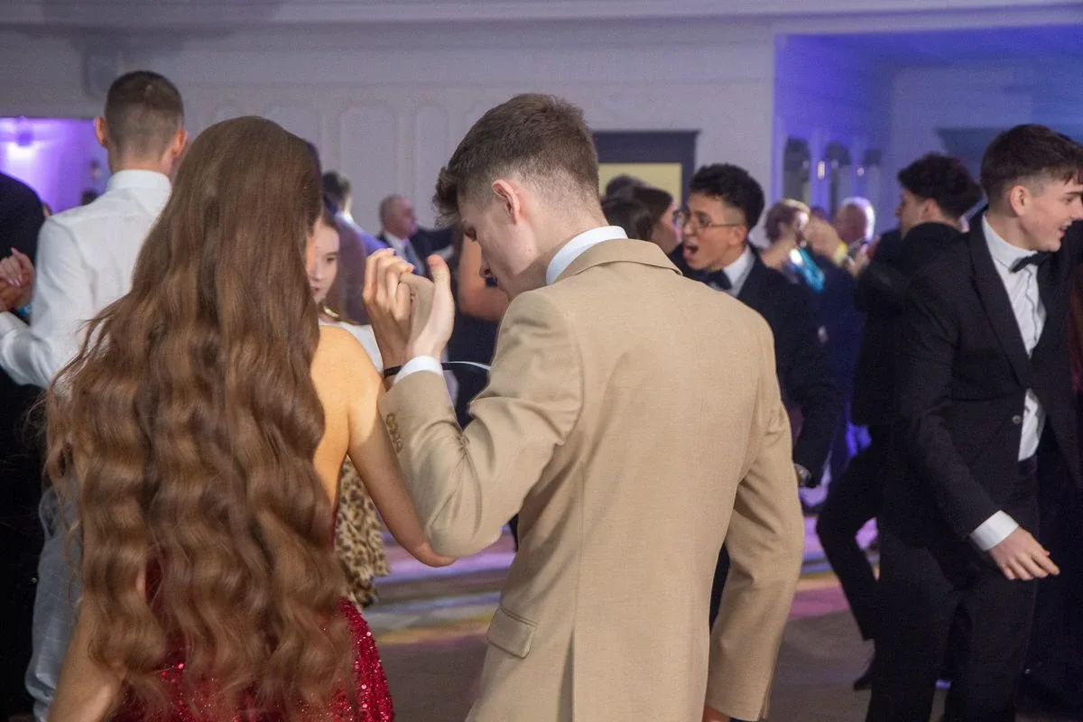 Sto dni do dorosłości. Przypominamy jak maturzyści "Rubinka" bawili się na studniówce (zdjęcia, wideo)