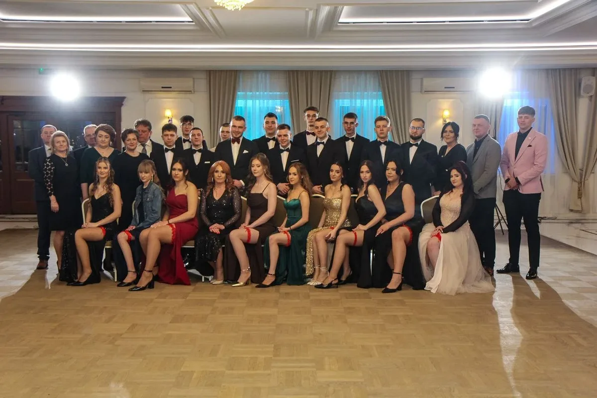 Sto dni do dorosłości. Przypominamy jak maturzyści "Rubinka" bawili się na studniówce (zdjęcia, wideo)
