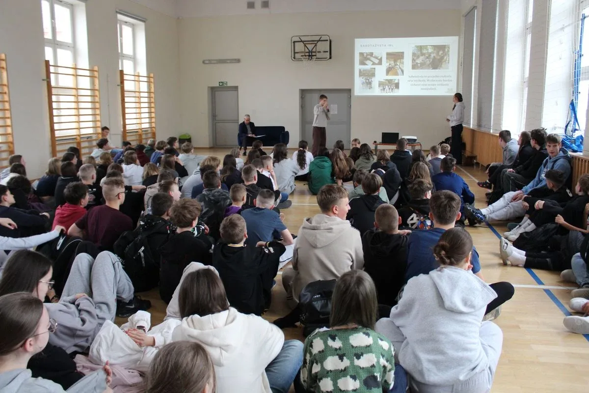 Młodzież poznaje samorząd krok po kroku – tym razem głos należał do rówieśników (zdjęcia)