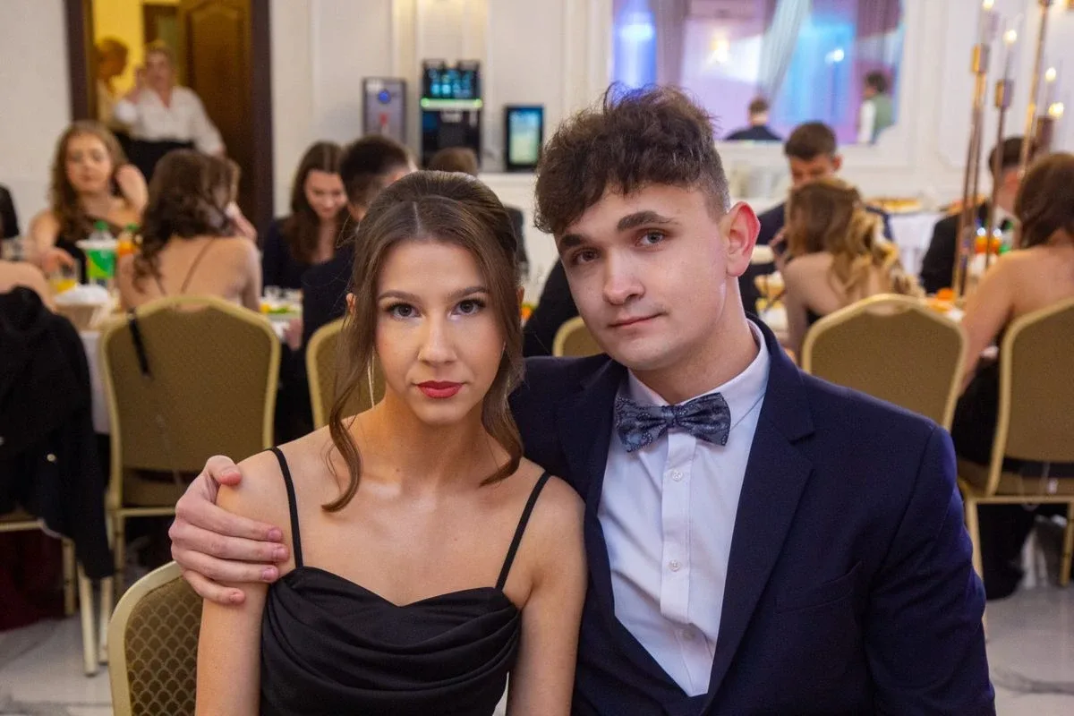 Sto dni do dorosłości. Przypominamy jak maturzyści "Rubinka" bawili się na studniówce (zdjęcia, wideo)