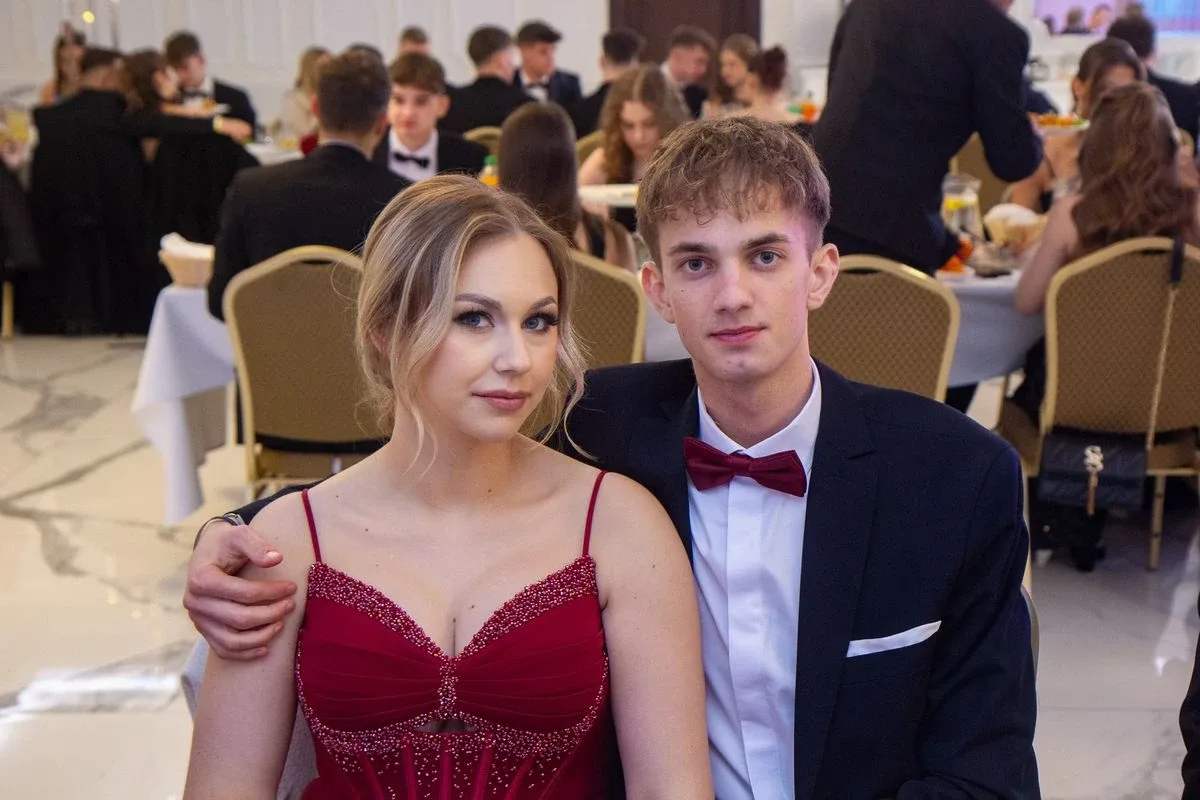 Sto dni do dorosłości. Przypominamy jak maturzyści "Rubinka" bawili się na studniówce (zdjęcia, wideo)