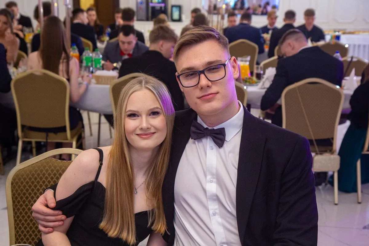 Sto dni do dorosłości. Przypominamy jak maturzyści "Rubinka" bawili się na studniówce (zdjęcia, wideo)