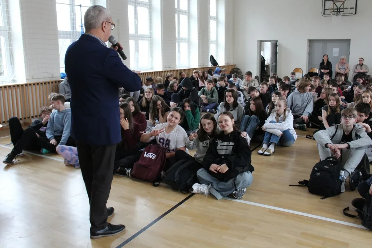 Młodzież poznaje samorząd krok po kroku – tym razem głos należał do rówieśników (zdjęcia)