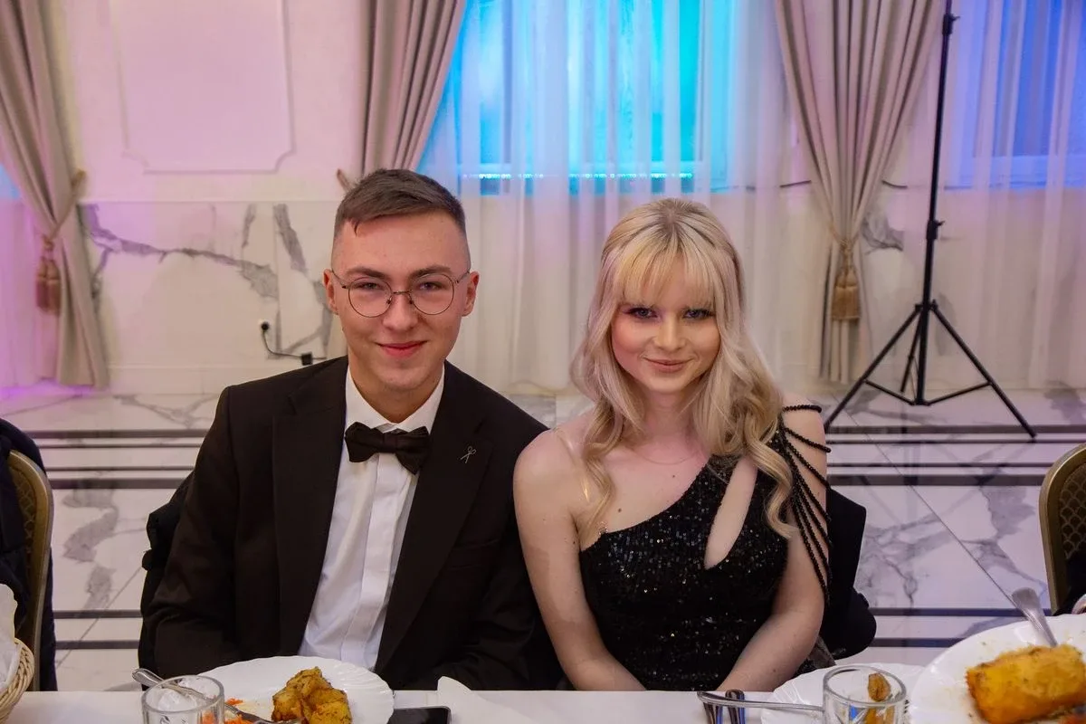 Sto dni do dorosłości. Przypominamy jak maturzyści "Rubinka" bawili się na studniówce (zdjęcia, wideo)