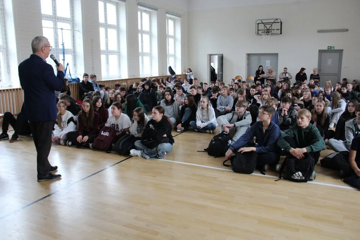 Młodzież poznaje samorząd krok po kroku – tym razem głos należał do rówieśników (zdjęcia)