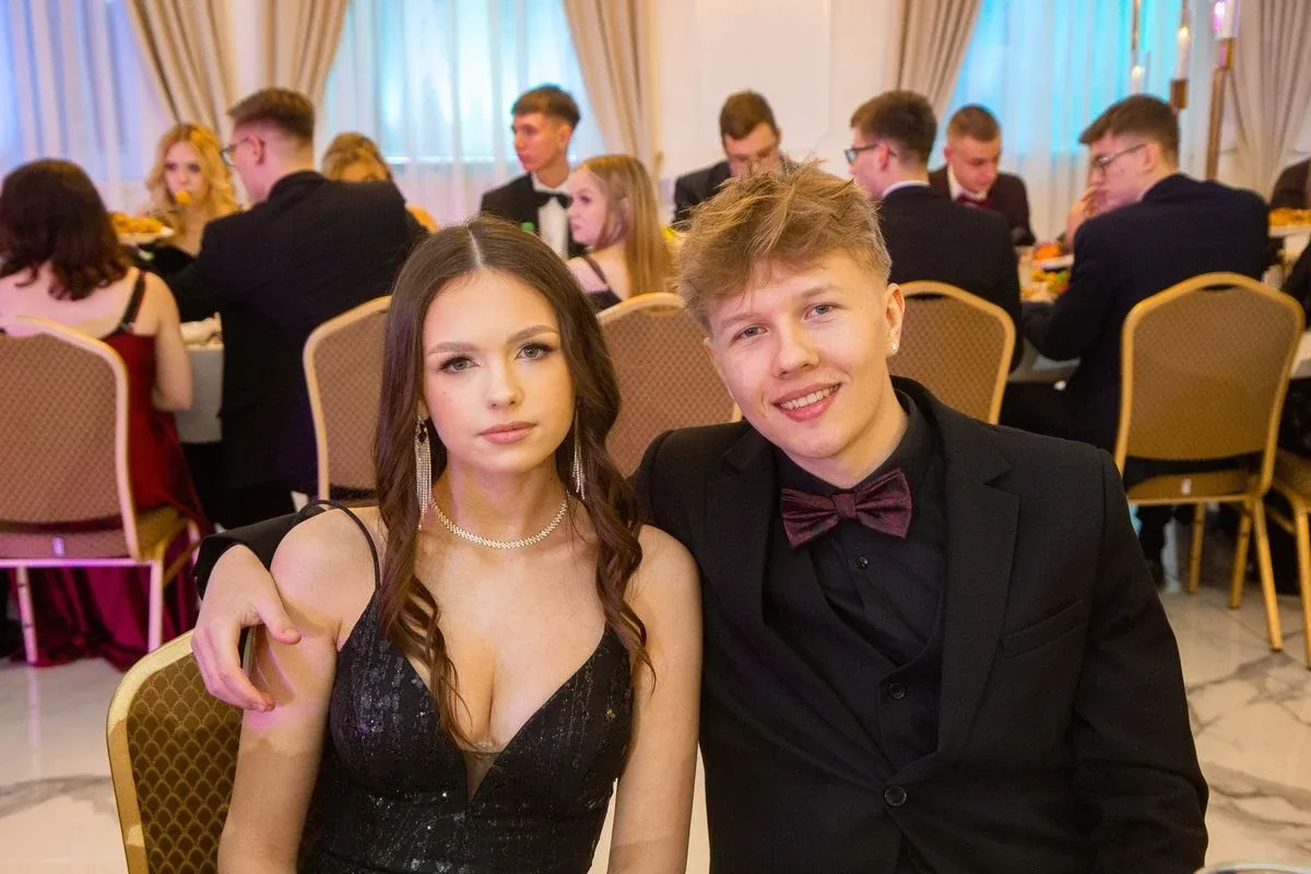 Sto dni do dorosłości. Przypominamy jak maturzyści "Rubinka" bawili się na studniówce (zdjęcia, wideo)
