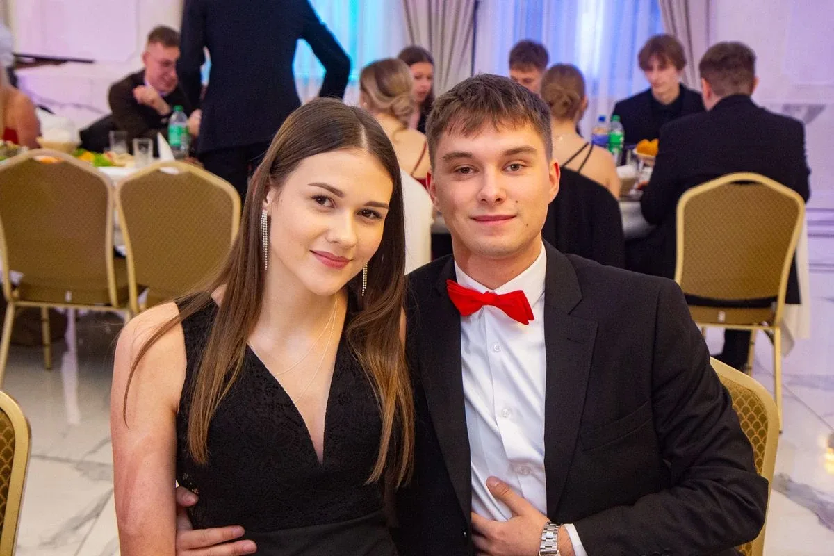 Sto dni do dorosłości. Przypominamy jak maturzyści "Rubinka" bawili się na studniówce (zdjęcia, wideo)
