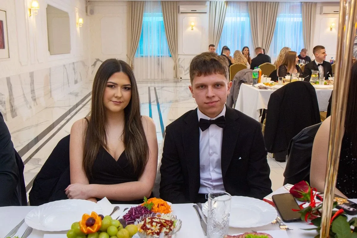 Sto dni do dorosłości. Przypominamy jak maturzyści "Rubinka" bawili się na studniówce (zdjęcia, wideo)