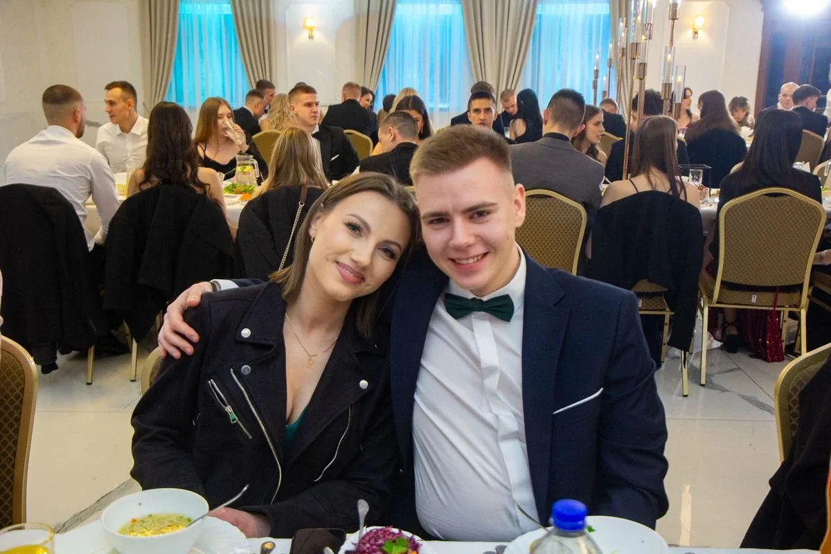 Sto dni do dorosłości. Przypominamy jak maturzyści "Rubinka" bawili się na studniówce (zdjęcia, wideo)