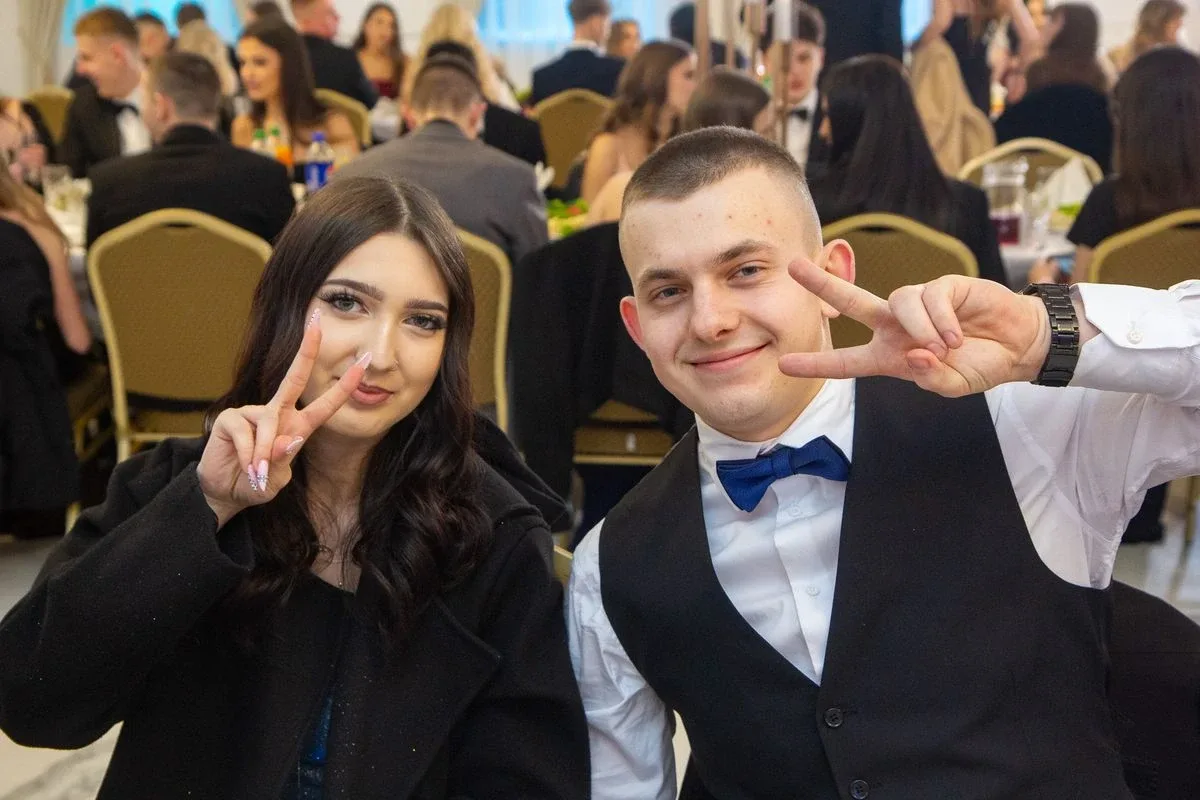 Sto dni do dorosłości. Przypominamy jak maturzyści "Rubinka" bawili się na studniówce (zdjęcia, wideo)